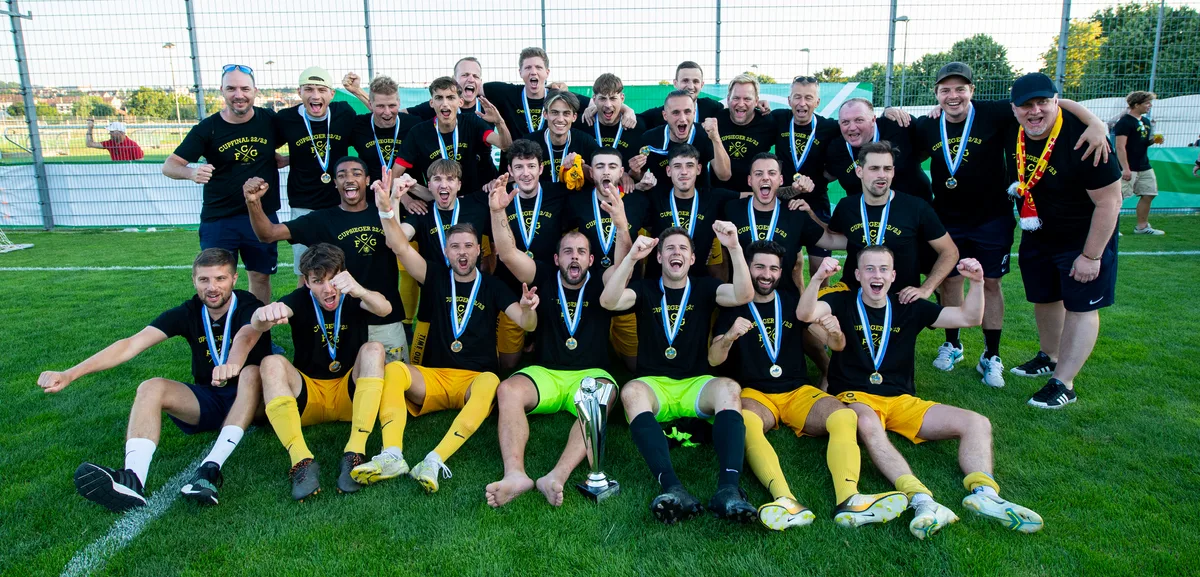 Aller guten Dinge sind drei: Die Greifenseer jubeln nach ihrem dritten Titelgewinn 2023. (Archiv) Jubelnde Greifenseer nach dem Cup-Titel 2023.